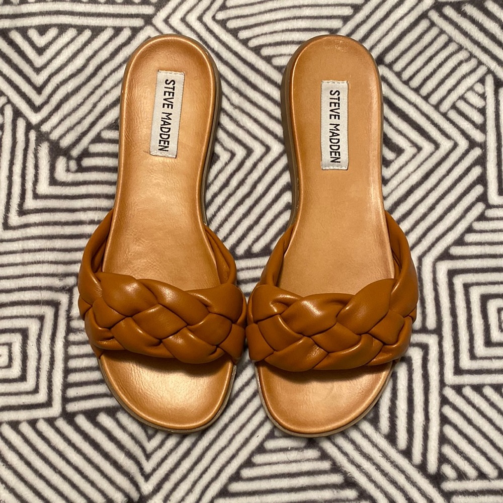 Woman’s size 6 Steve Madden sandals. Never been worn and great condition!